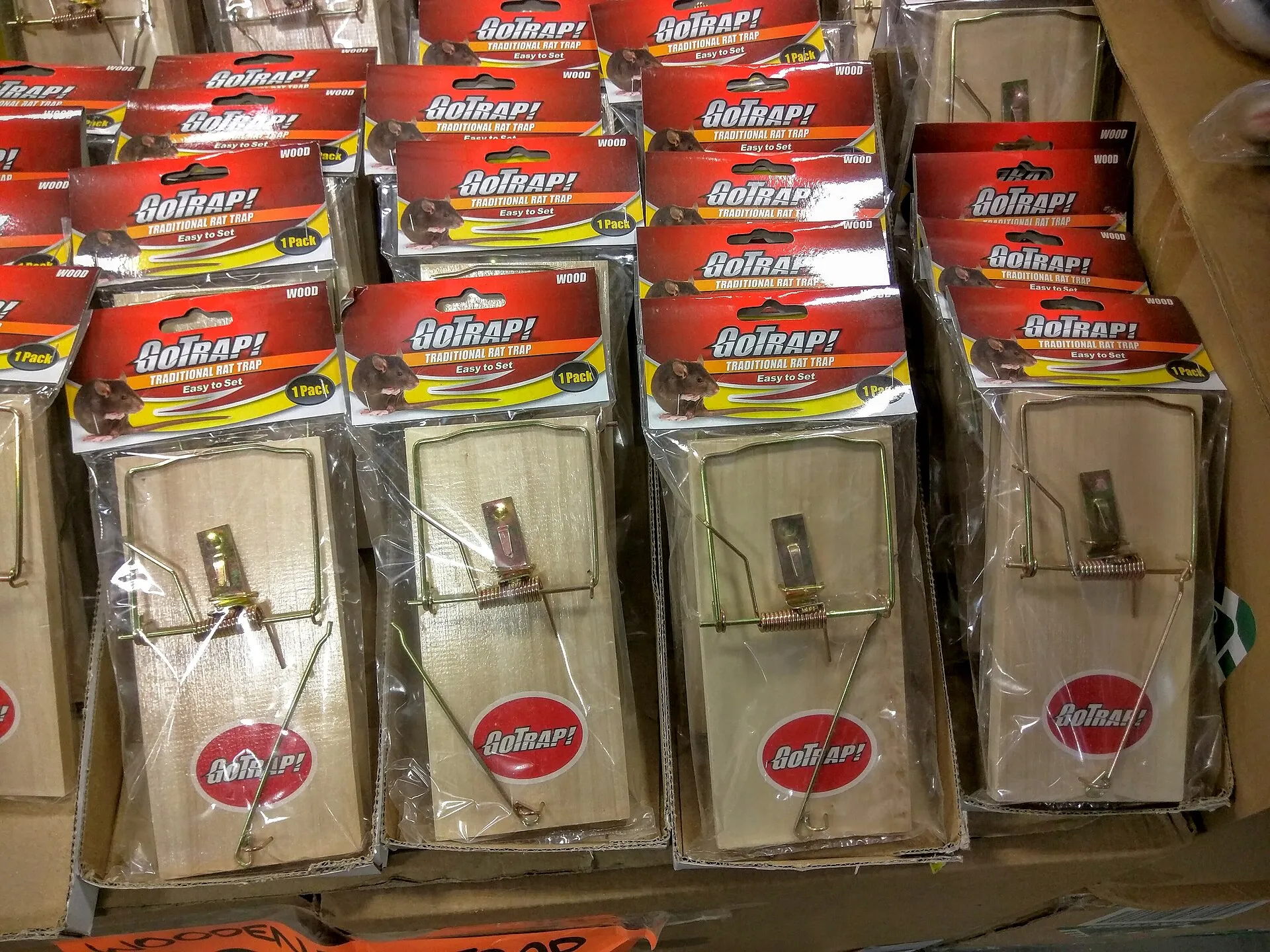 Tapettes à rat en bois dans leur emballage, en rayon dans un magasin